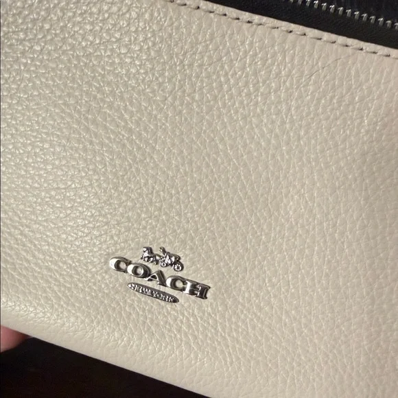 Coach Two-Tone Black and Cream Wristlet wallet - Picture 2 of 9